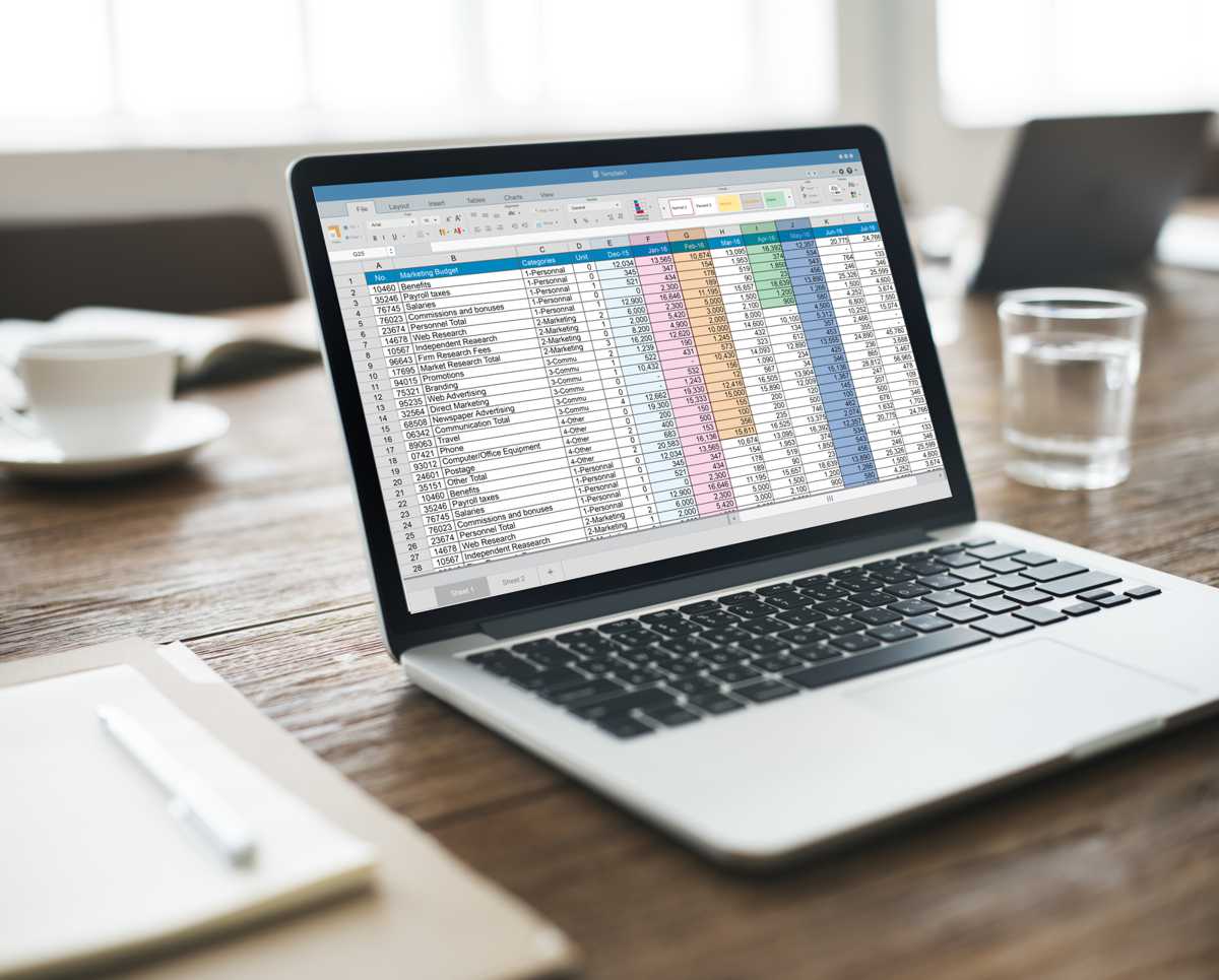 Ewidencja czasu pracy w arkuszu kalkulacyjnym na ekranie laptopa, symbolizująca ograniczenia programu Excel